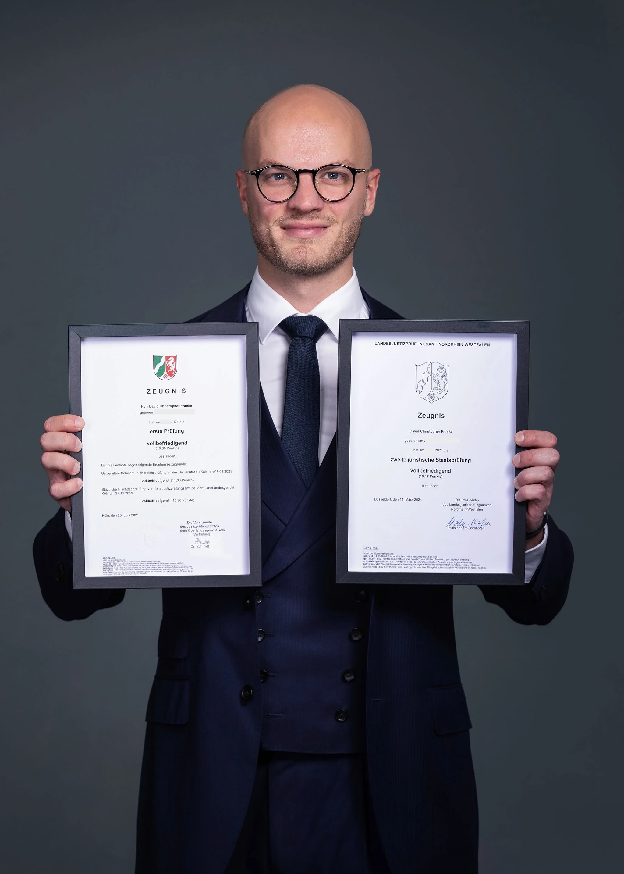David C. Franke mit seinen Staatexamenszeugnissen